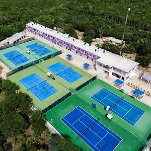 cancun-tennis-inn.quintano-roohotels.com/